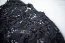Load image into Gallery viewer, A lace pleated black dress
