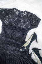 Load image into Gallery viewer, A lace pleated black dress
